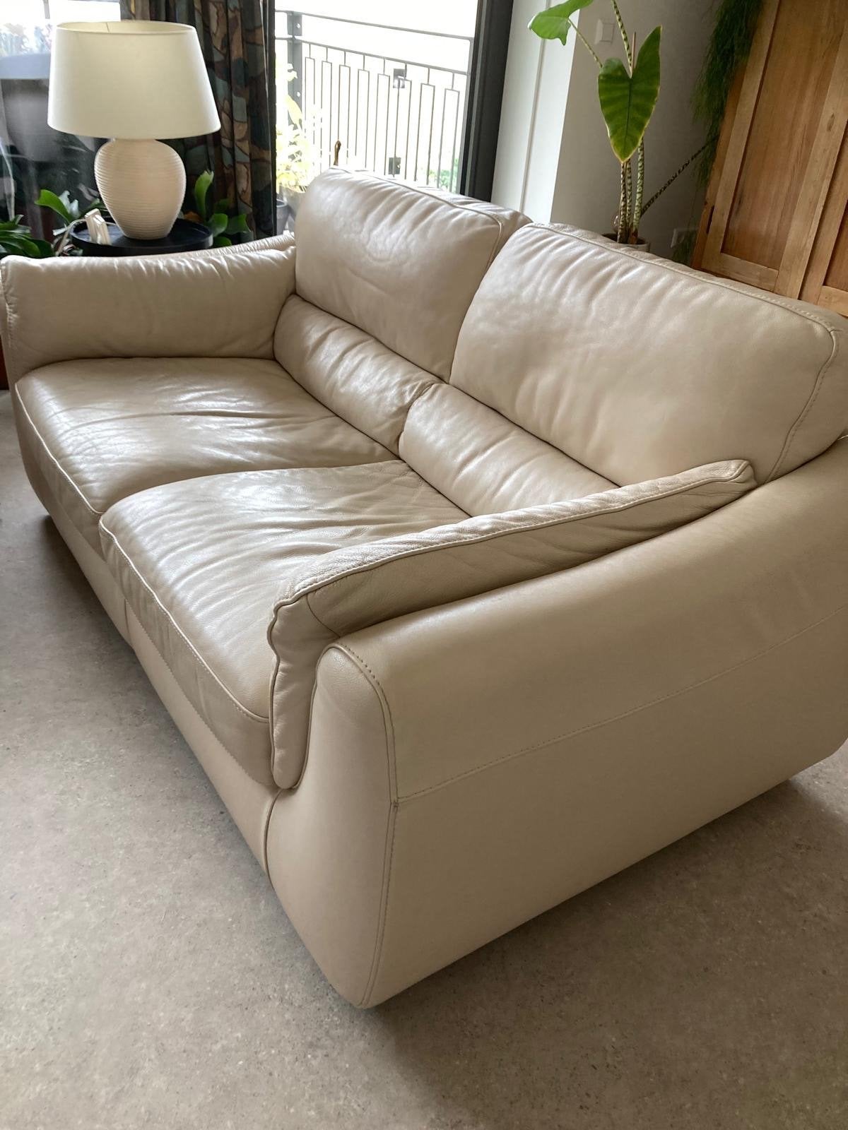 Natuzzi bank - Zandkleurig leer - Zeer goede staat, Huis en Inrichting, Banken | Bankstellen, Ophalen, 150 tot 200 cm, Tweepersoons