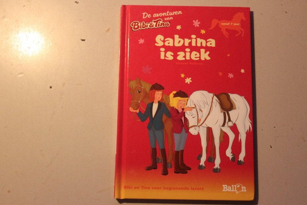 502u - boek - de avonturen van bibi & tina - sabrina is ziek, Ophalen of Verzenden, Gelezen, Fictie algemeen