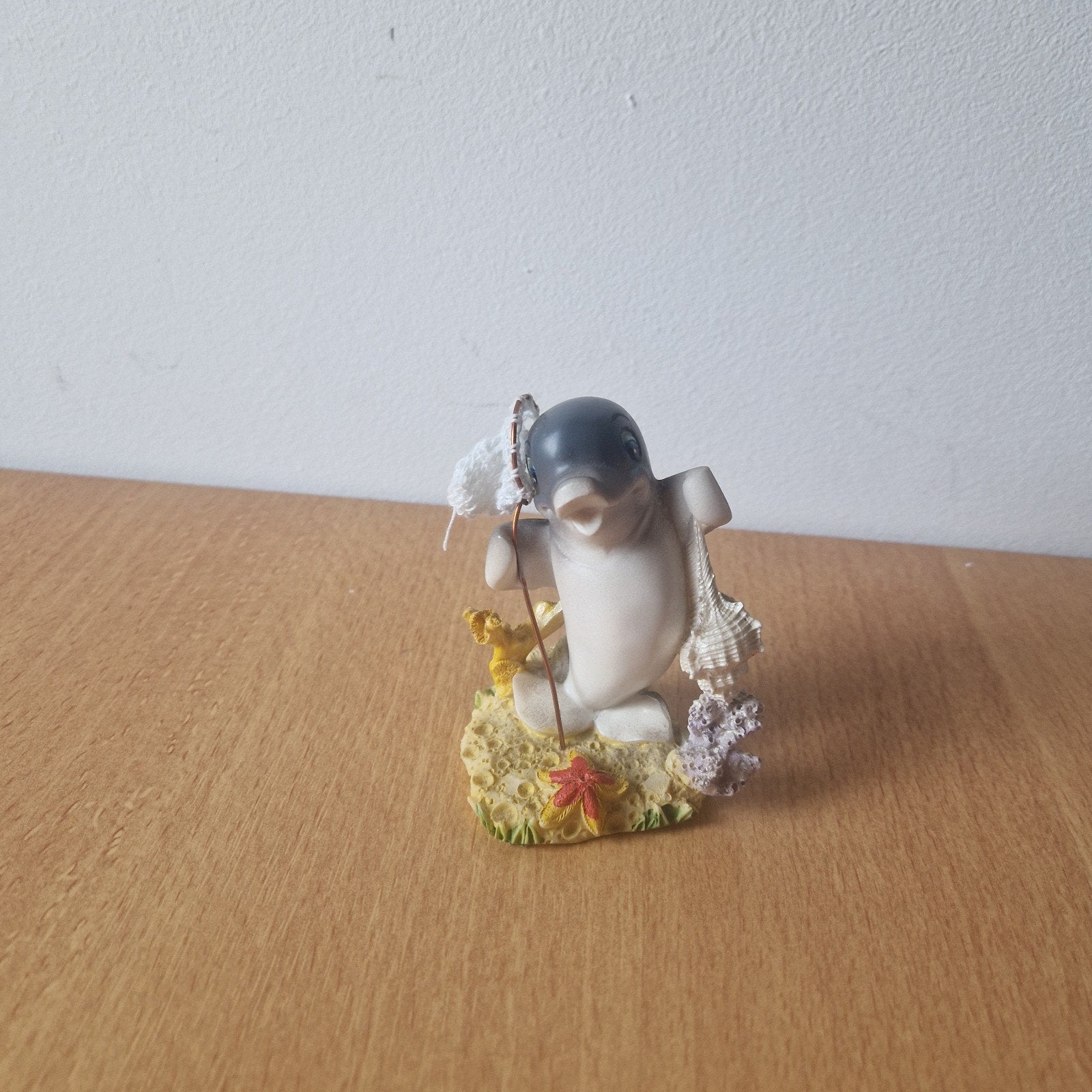Leuke dolfijn met vishengel beeldje, Ophalen of Verzenden, Gebruikt, Dier