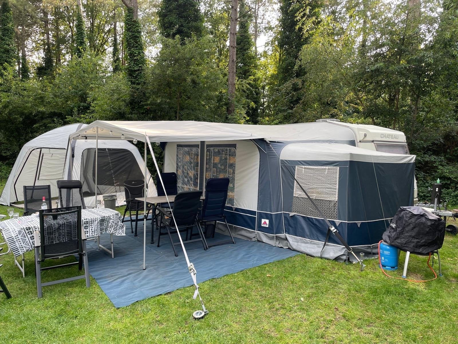 Chateau La Car 2000 met stapelbed en voortent, Caravans en Kamperen, Caravans, Chateau, Stapelbed, Rondzit, Airco
