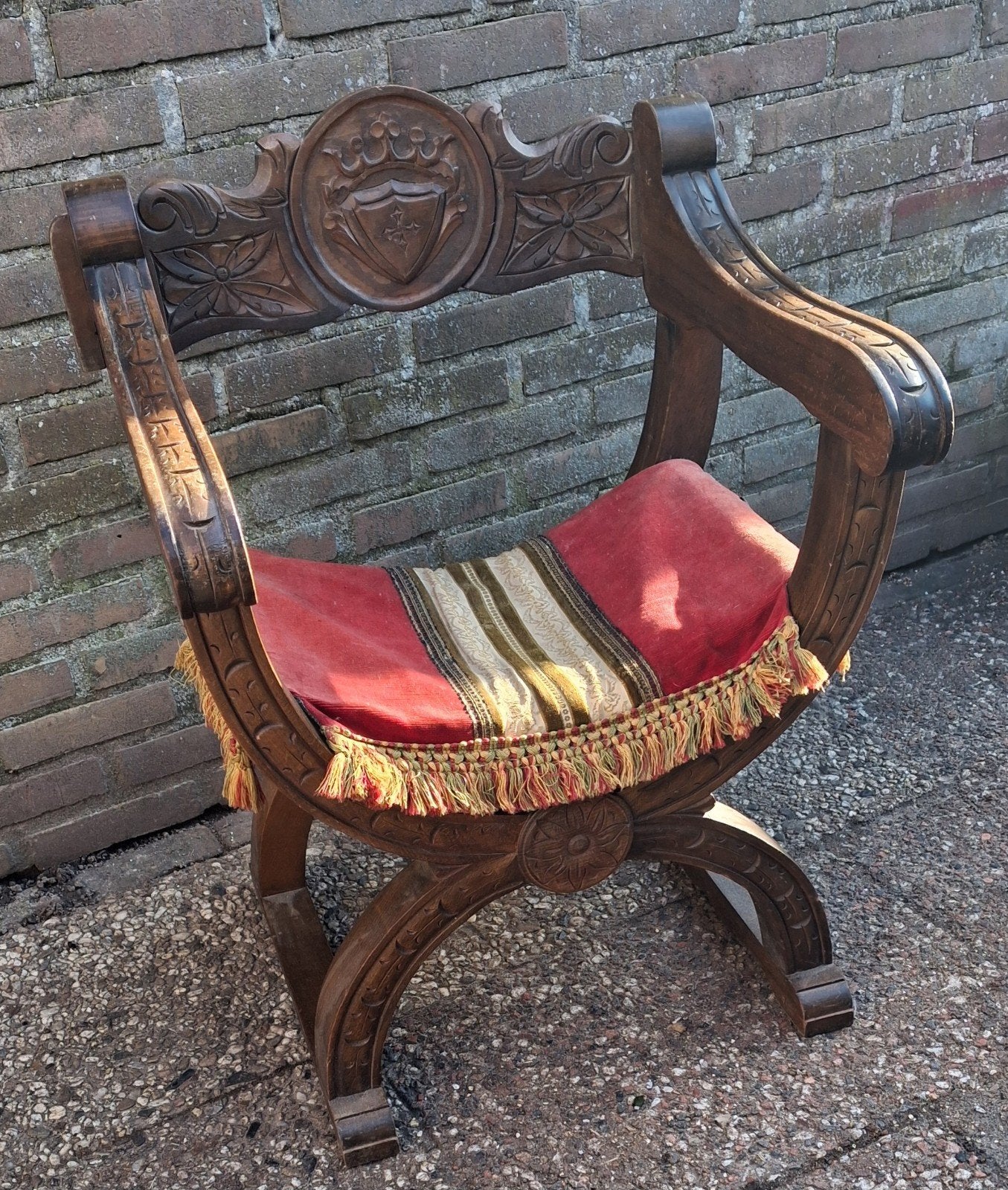 Fauteuil. SAVONAROLA. Houtsnijwerk. 78/62/50 cm., Huis en Inrichting, Fauteuils, Ophalen, Zo goed als nieuw, Stof, 50 tot 75 cm