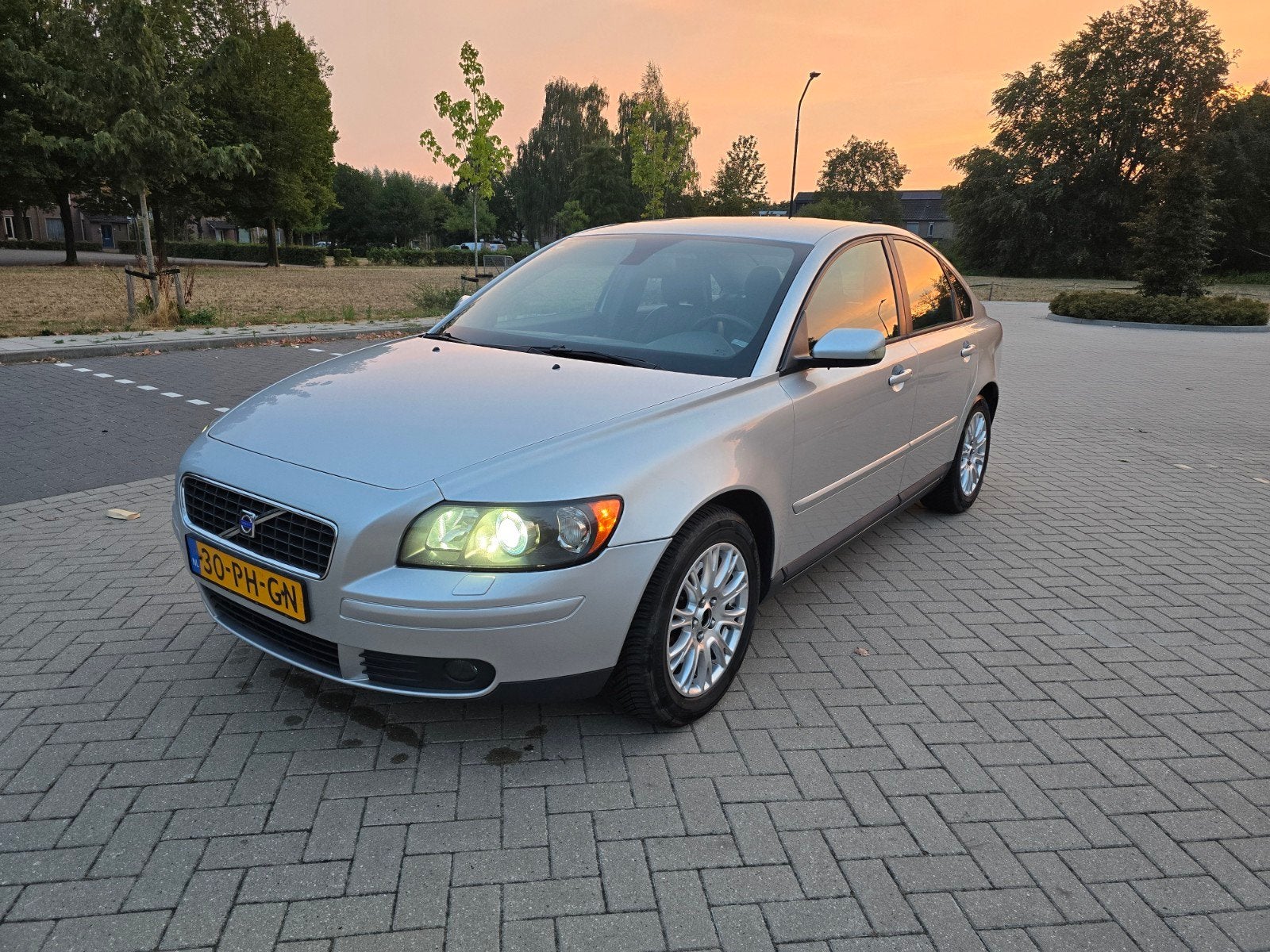 Volvo S40 2.4i 170PK 2004 handgeschakeld, grijs, Auto's, Volvo, Voorwielaandrijving, Zwart, 700 kg, S40
