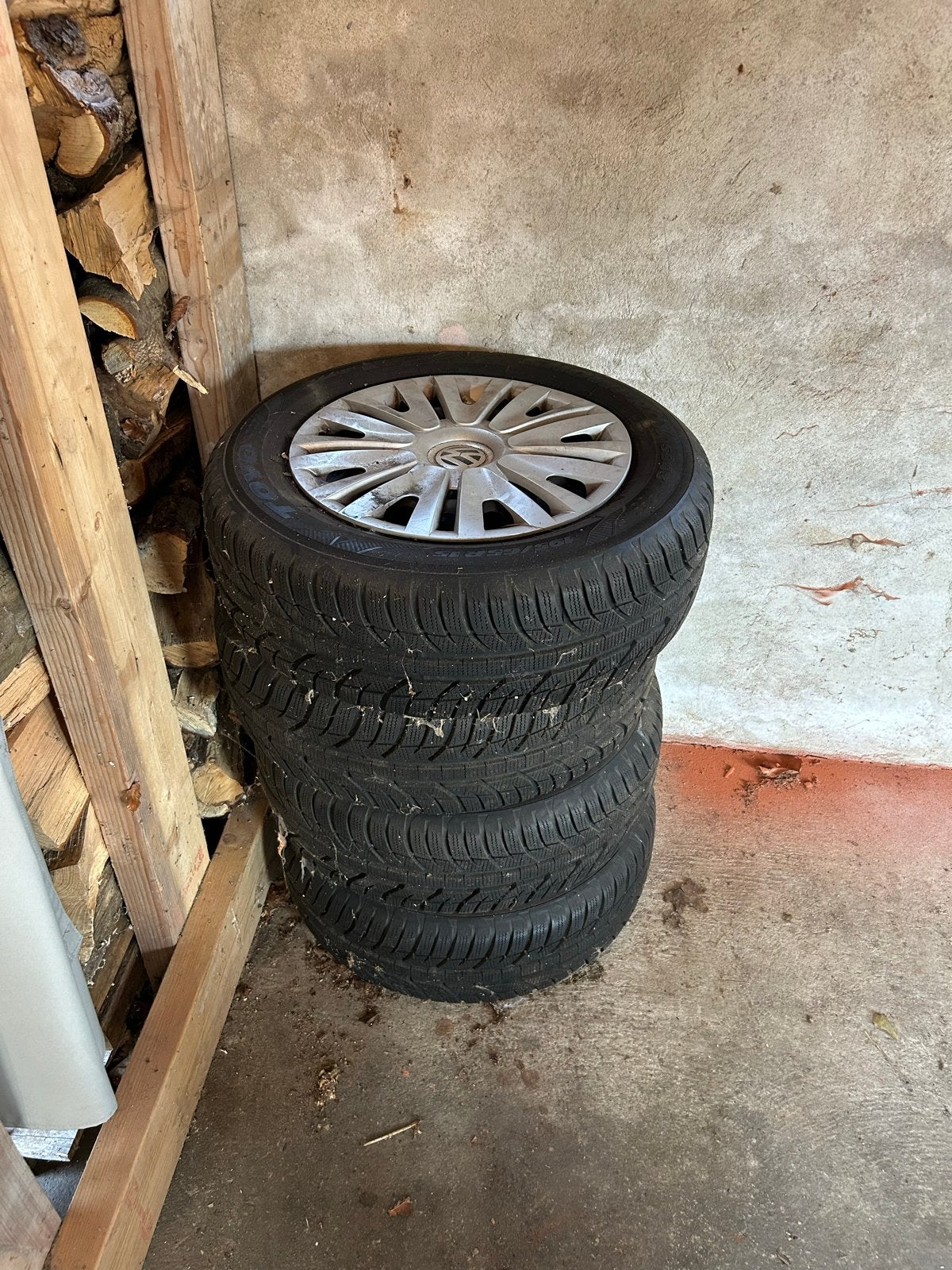Goede set winterbanden met velgen voor VW Passat, Ophalen, Gebruikt
