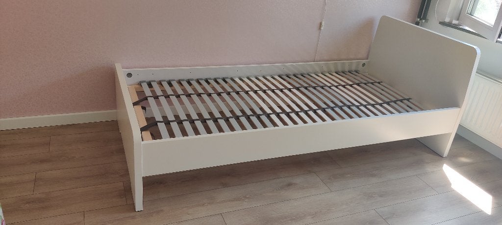 IKEA wit ASKVOLL bed met VIKARE bedhekje, Ophalen, 85 tot 100 cm, Zo goed als nieuw, Lattenbodem