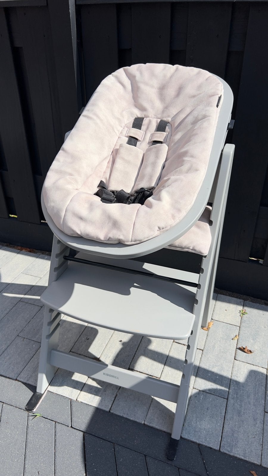 Kidsmill Meegroeistoel met babyzitje en beige velours kussen, Kinderen en Baby's, Kinderstoelen, Ophalen, Gebruikt, Meegroeistoel