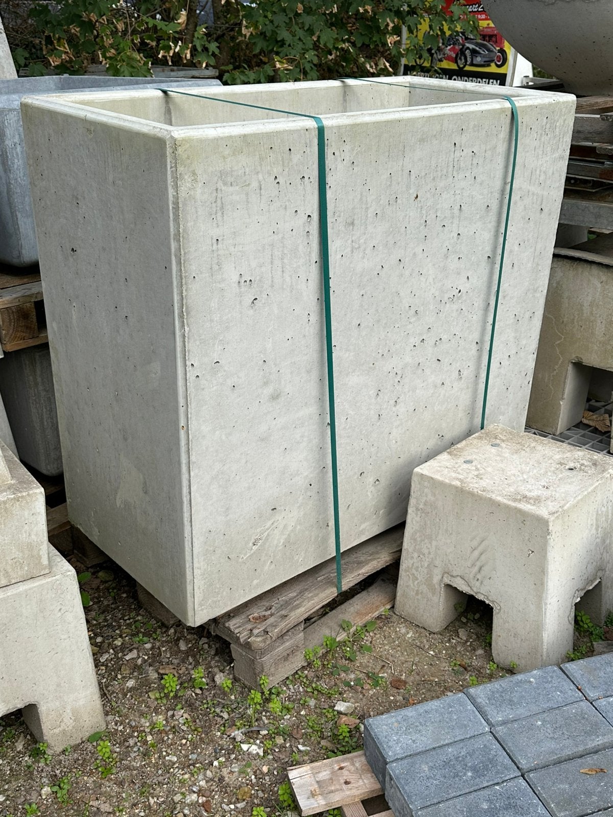 Mega beton bloembak, Tuin en Terras, Ophalen of Verzenden, Zo goed als nieuw, Rond