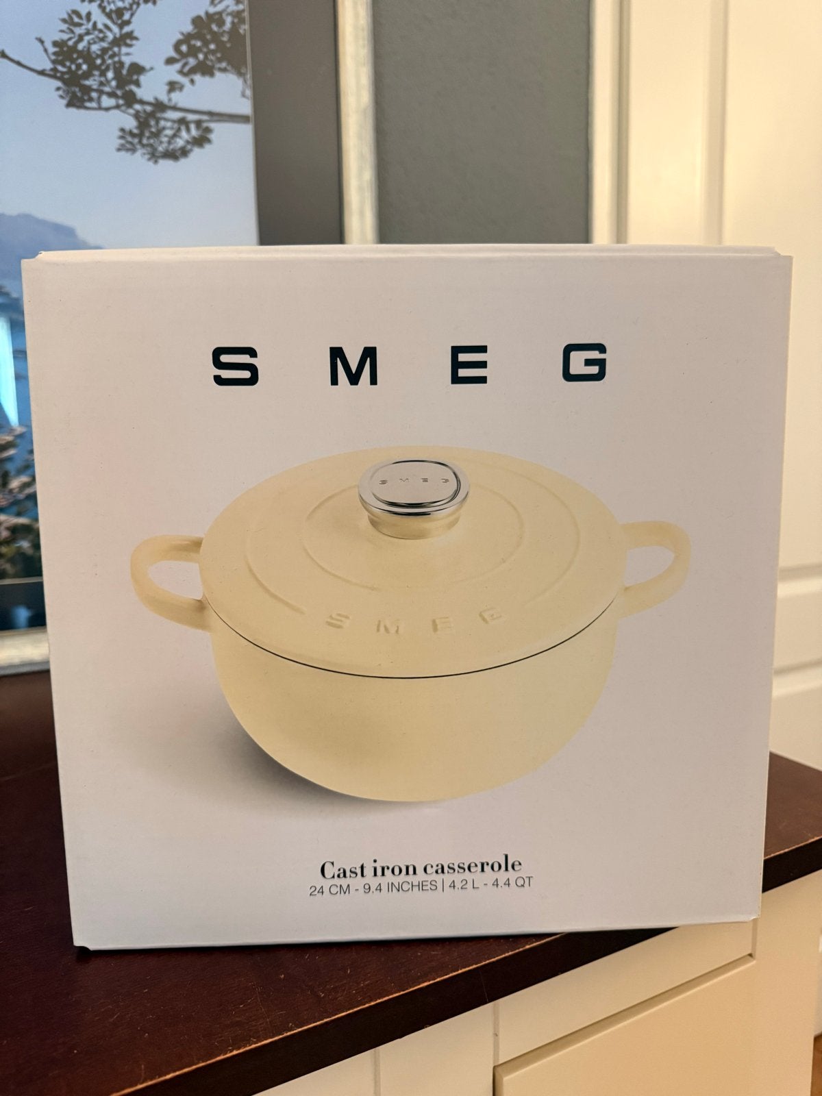 Nieuwe SMEG Gietijzeren Braadpan / Casserole 24 cm - 4,2 L, Beige, Overige typen, Nieuw, Ophalen of Verzenden