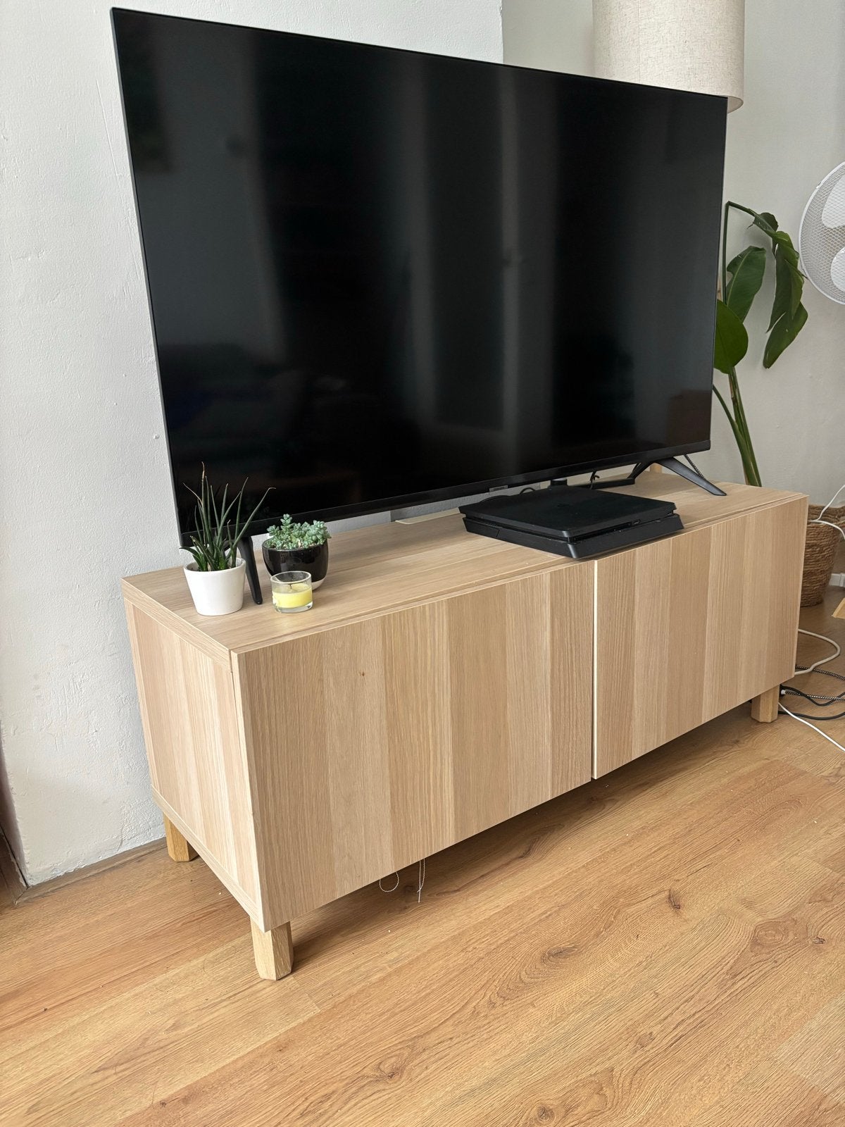 BESTÅ TV Bench with Doors, Ophalen, 100 tot 150 cm, Zo goed als nieuw, Minder dan 100 cm