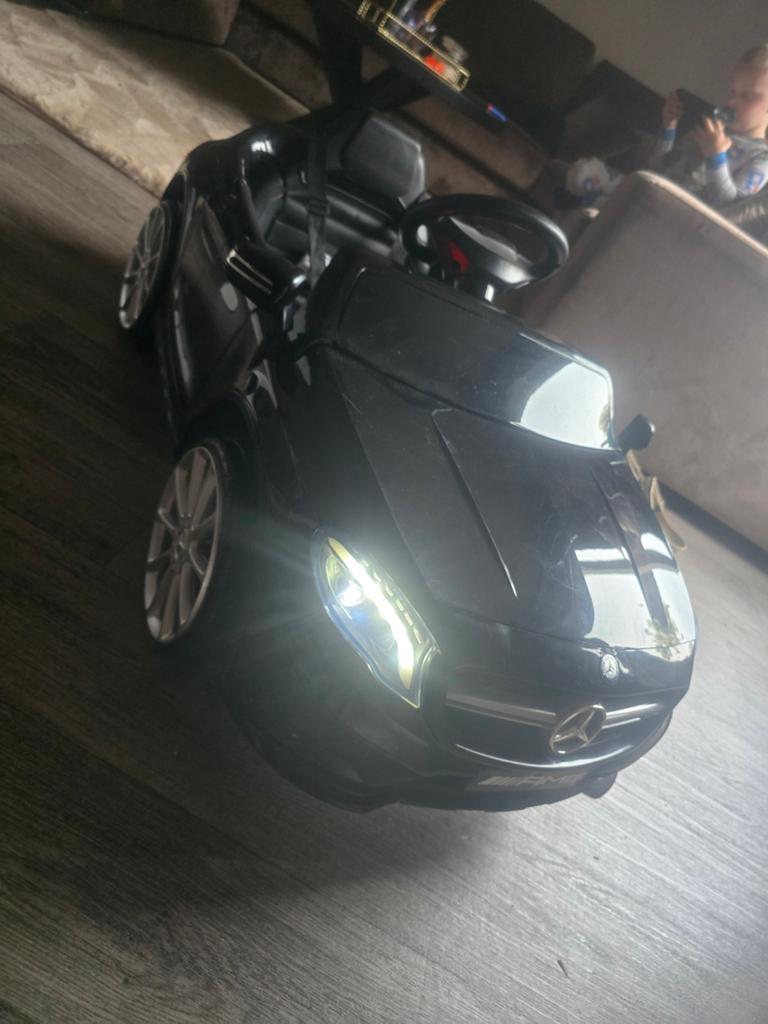 Bestuurbare Kinder auto mercedes GLA 45 AMG, Ophalen