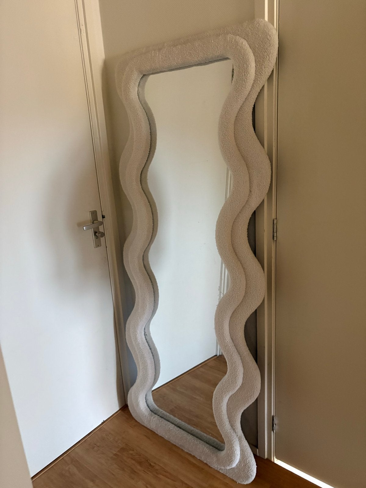 Grote golvende spiegel met teddy stof - Crème kwantum, Huis en Inrichting, Ophalen, Zo goed als nieuw, Overige vormen, 150 tot 200 cm