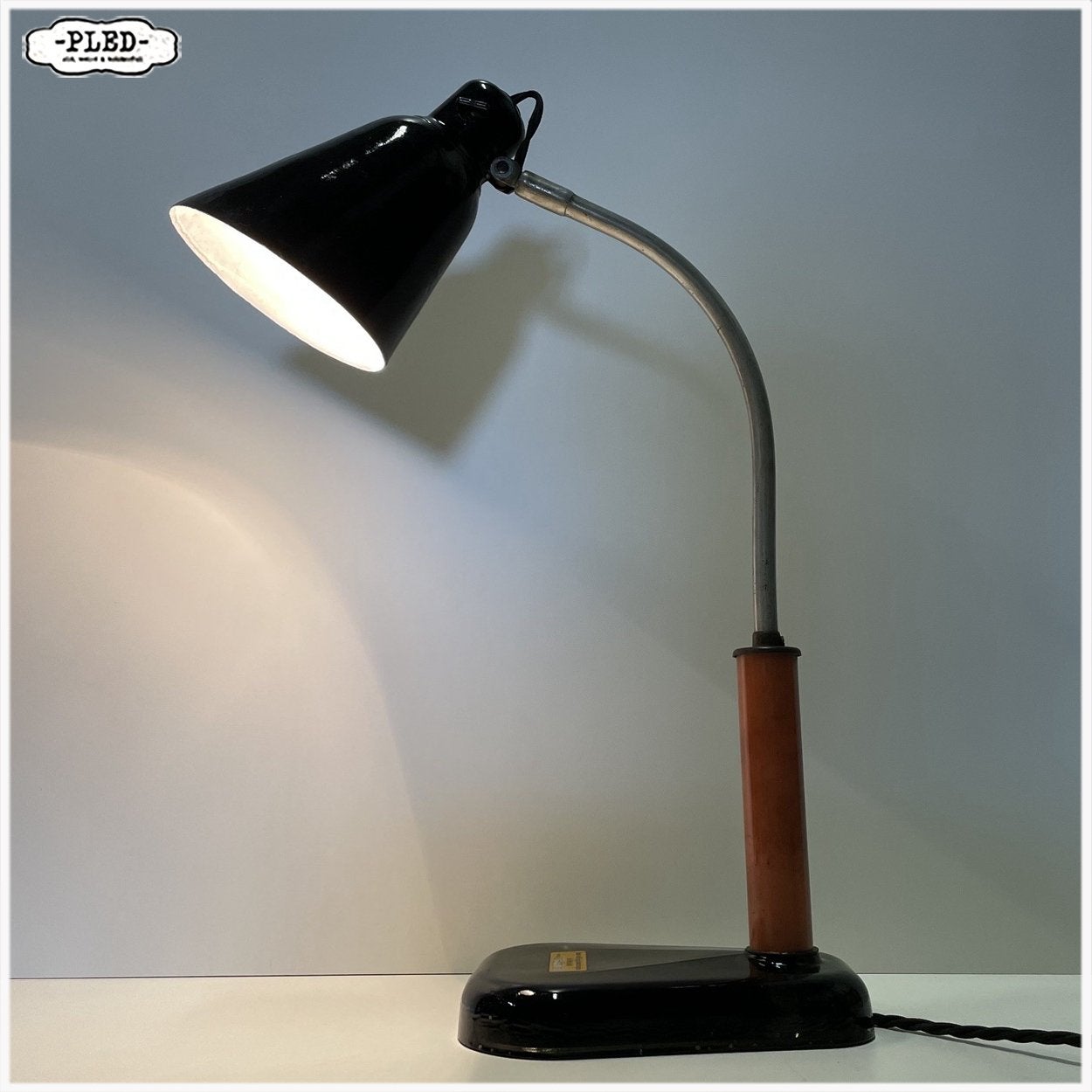 Oude Bauhaus lamp tafellamp met glazen voet, Gebruikt, Bauhaus, Flachstrickmaschinebau Karl-Marx-Stadt, dat nu (net als voor de oorlog) weer Chemnitz heet.