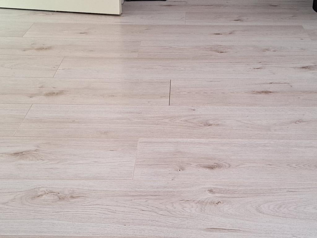 Mooi laminaat met extra plinten, Huis en Inrichting, Licht houtnerf, Grijs, Ophalen of Verzenden, Zo goed als nieuw