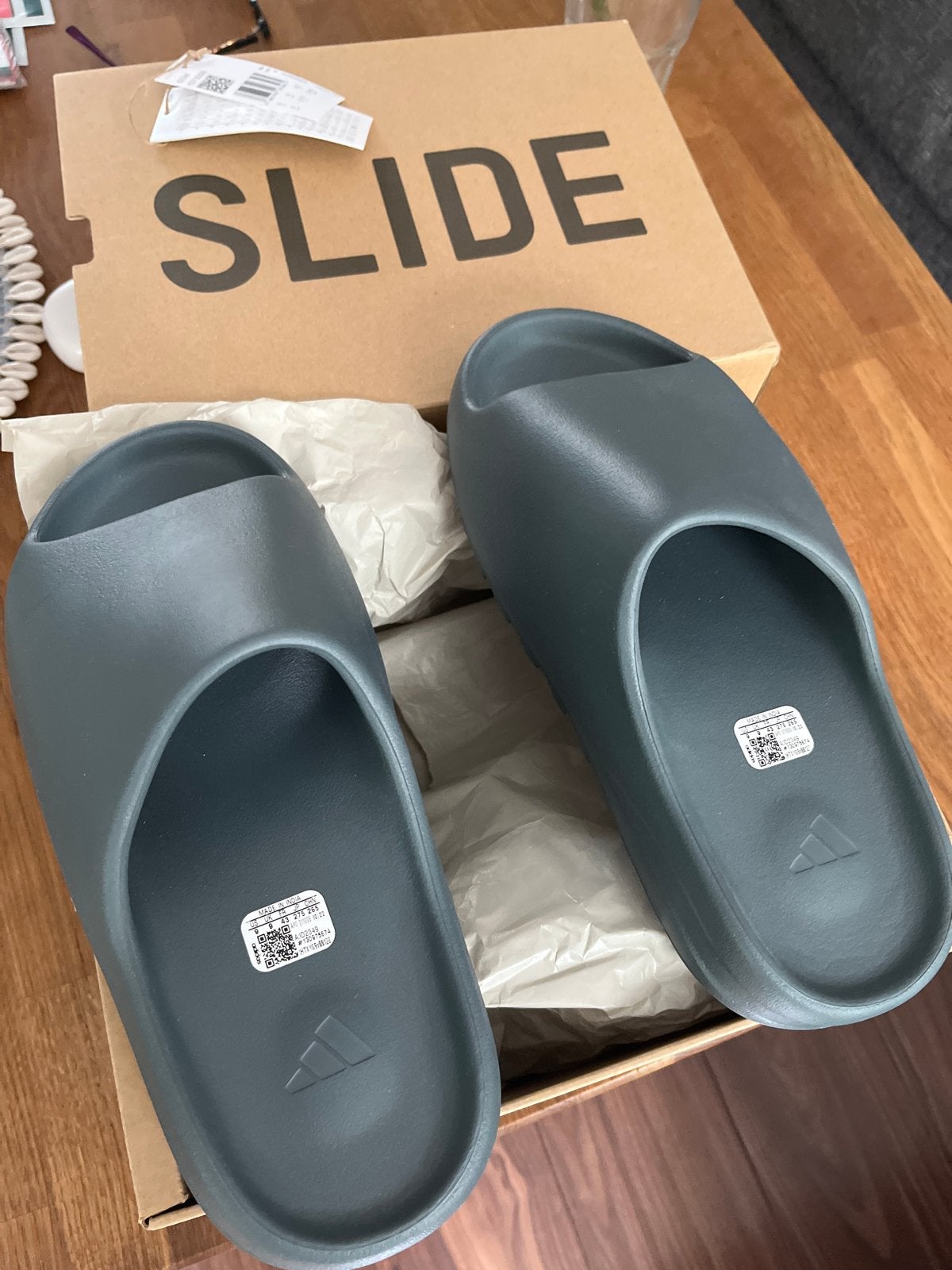 Adidas Yeezy Slide 'Slate Grey' - Nieuw in doos, Kleding | Heren, Schoenen, Slippers, Overige kleuren, Nieuw, Ophalen of Verzenden