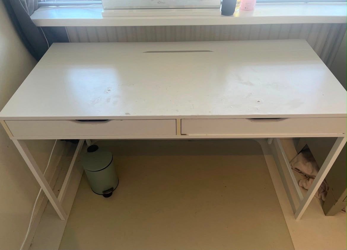 Gratis Wit bureau met lades ikea, Ophalen, Gebruikt, Met lades, Spaanplaat of MDF