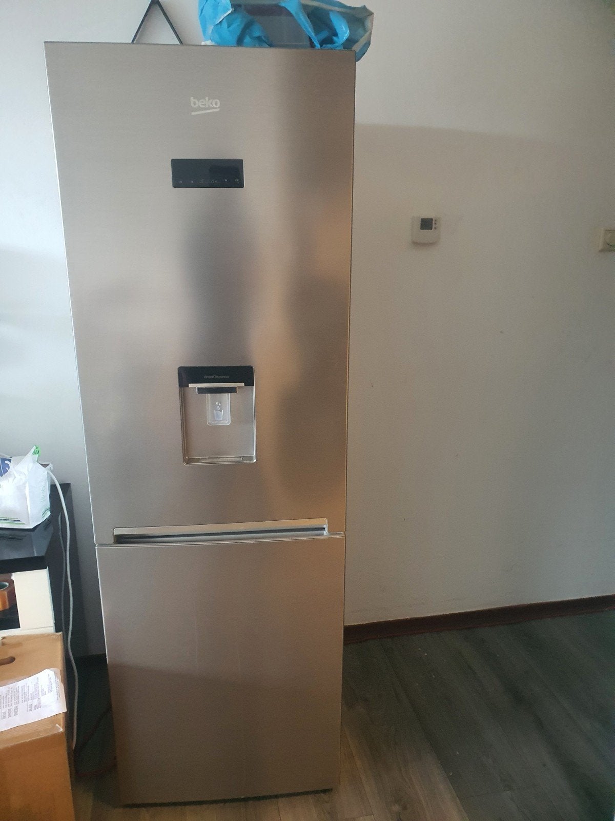 Beko Koelkast met Aparte Vriezer en Waterdispenser, 200 liter of meer, 60 cm of meer, Met aparte vriezer, Zo goed als nieuw