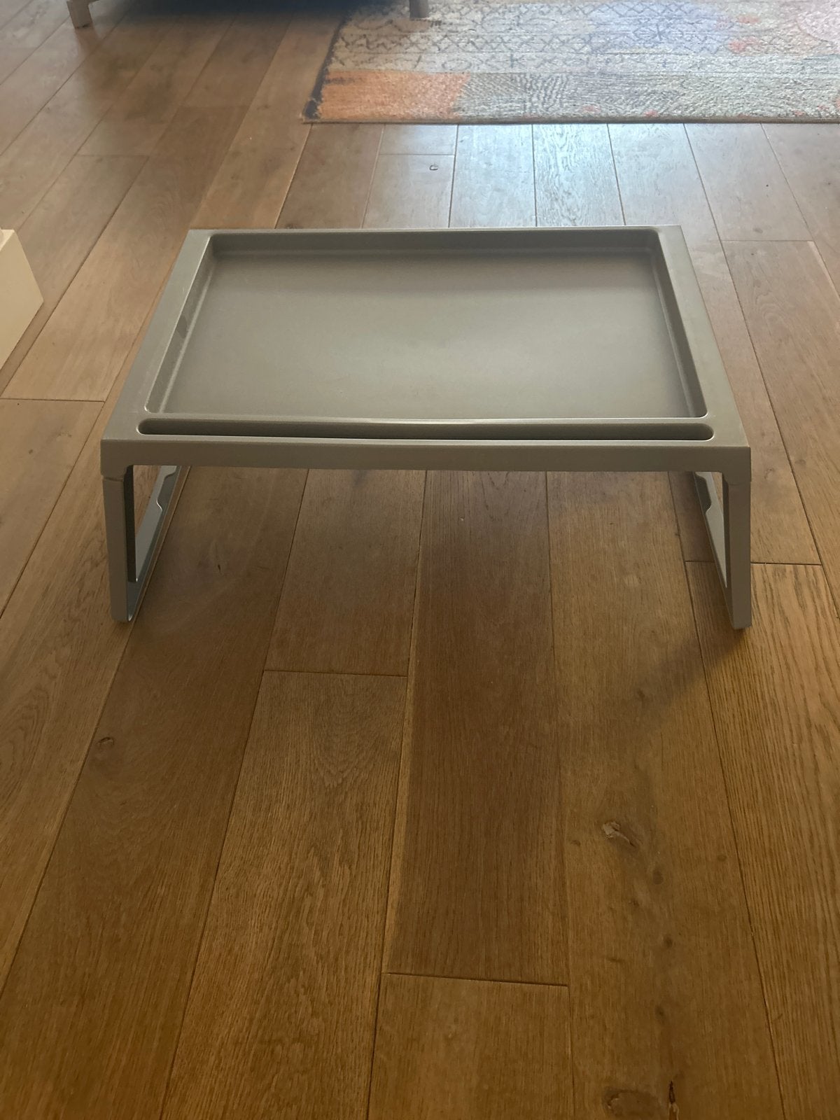 Grijs bedtafeltje / laptoptafeltje, Ophalen, Gebruikt, Grijs, Kunststof