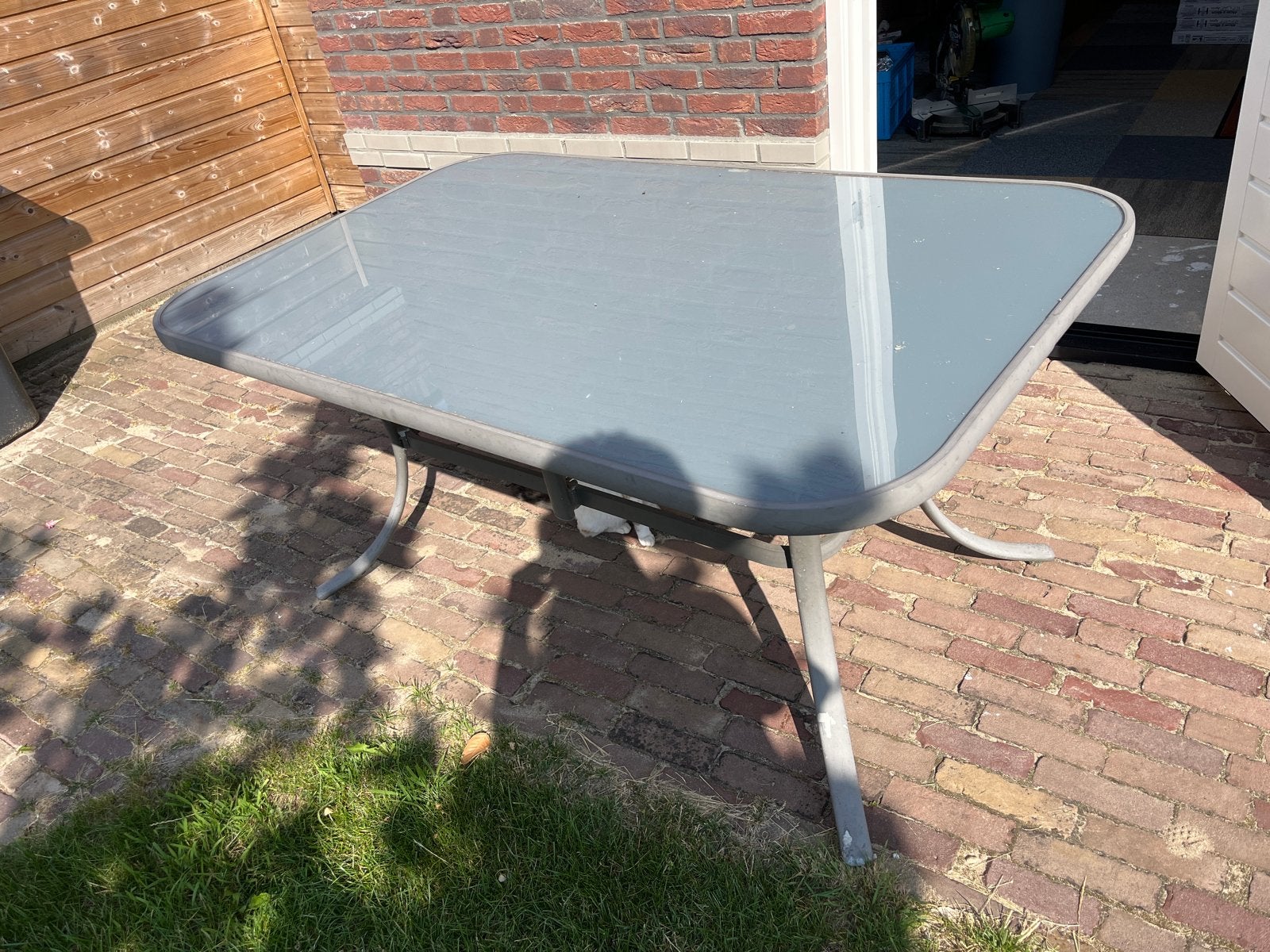 tuintafel met glazen blad, Ophalen, Gebruikt, Vierkant, Metaal