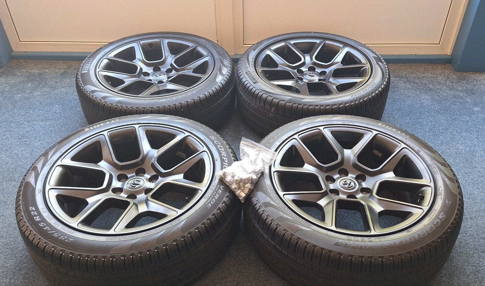 Originele 22 inch Dodge Ram 1500 Limited 285/45/22 (2024), Auto-onderdelen, Banden en Velgen, Ophalen, 285 mm, Banden en Velgen