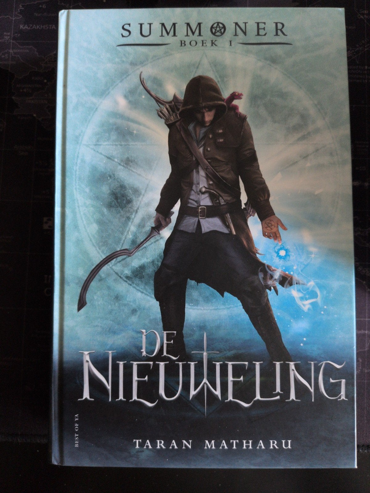 Summoner Boek 1: De Nieuweling - Taran Matharu Fantasy, Ophalen of Verzenden, Zo goed als nieuw, Taran Matharu