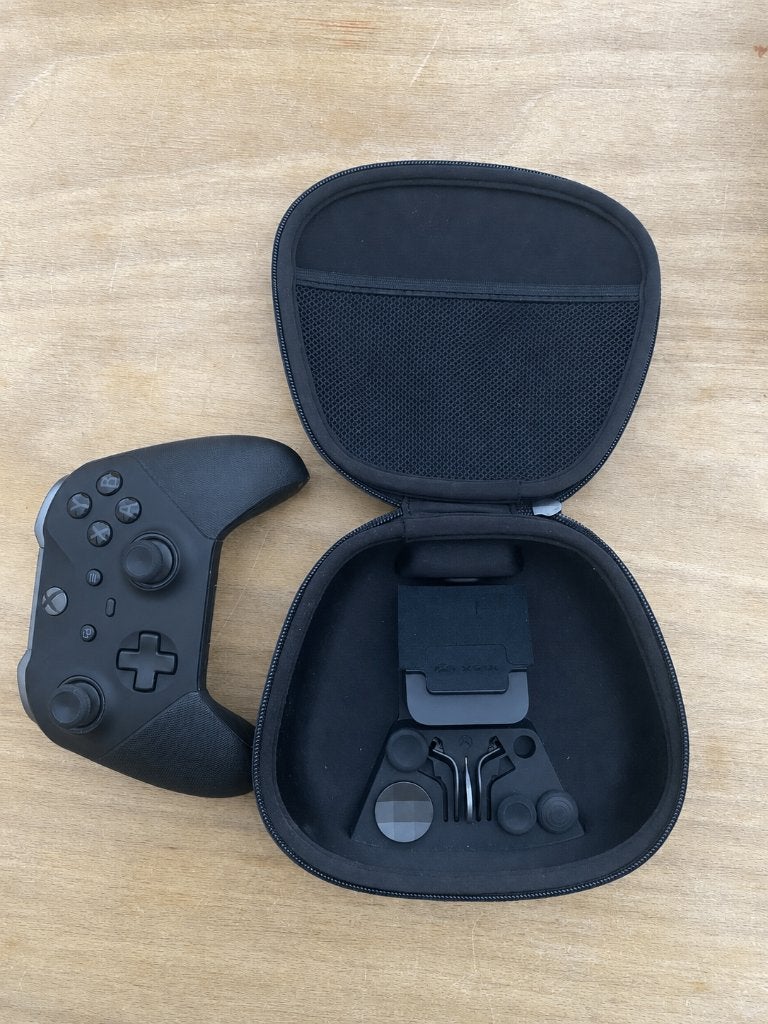 Xbox Elite V2 controller met attributen en case, Ophalen of Verzenden, Zo goed als nieuw, Controller, Draadloos
