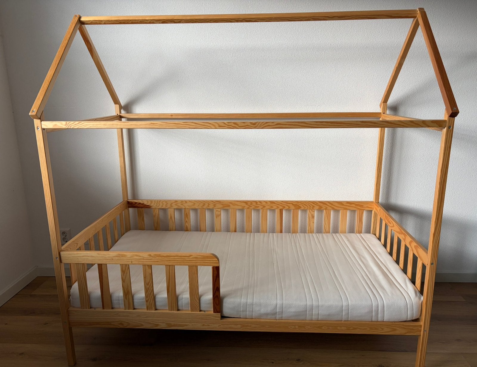 Peuterbed huisje hout 160 x 80 cm, Gebruikt, 70 tot 85 cm, 140 tot 160 cm, Ophalen
