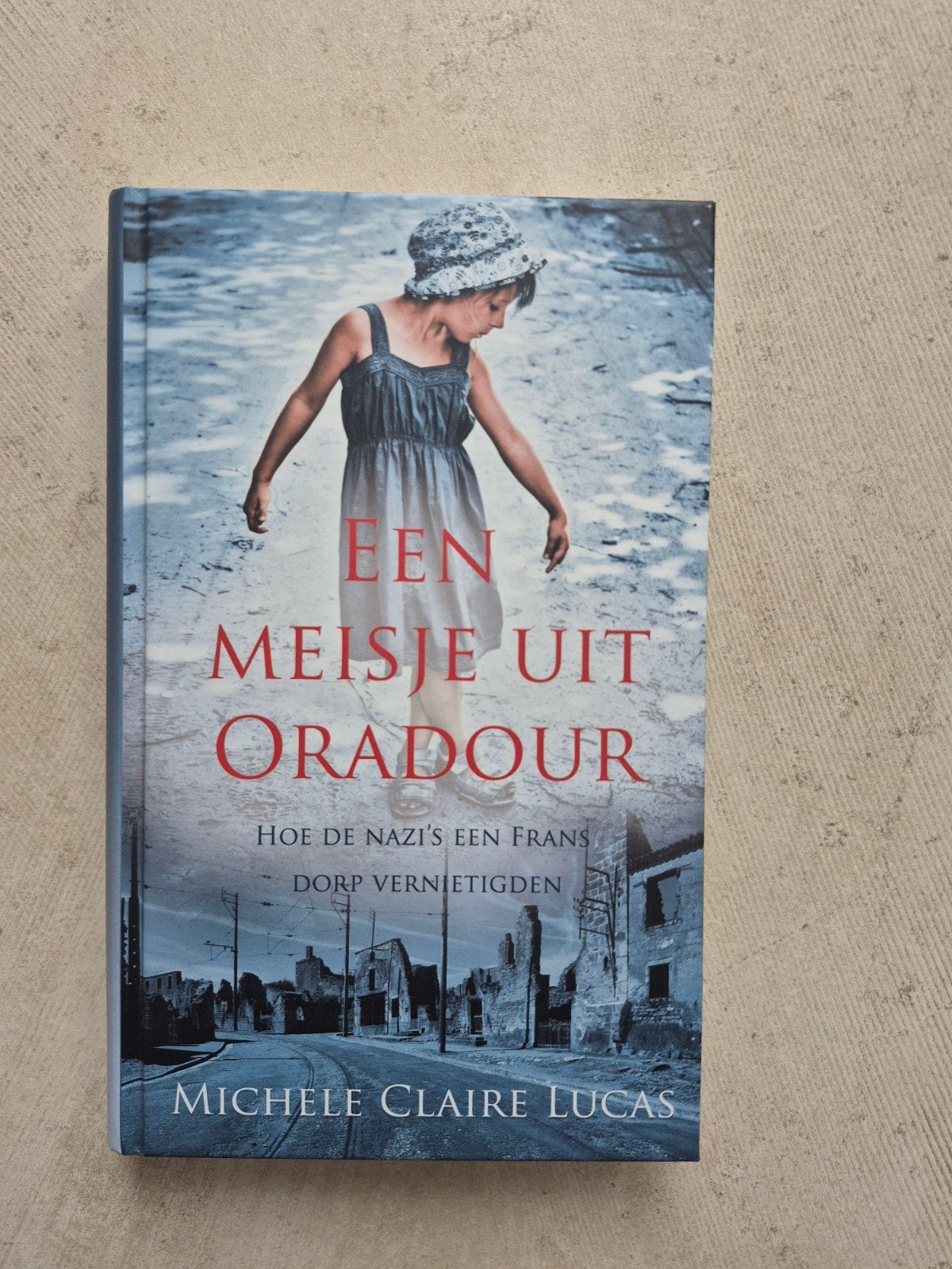 Een Meisje uit Oradour - Michele Claire Lucas, Tweede Wereldoorlog, Michele Claire Lucas, Ophalen of Verzenden, Zo goed als nieuw