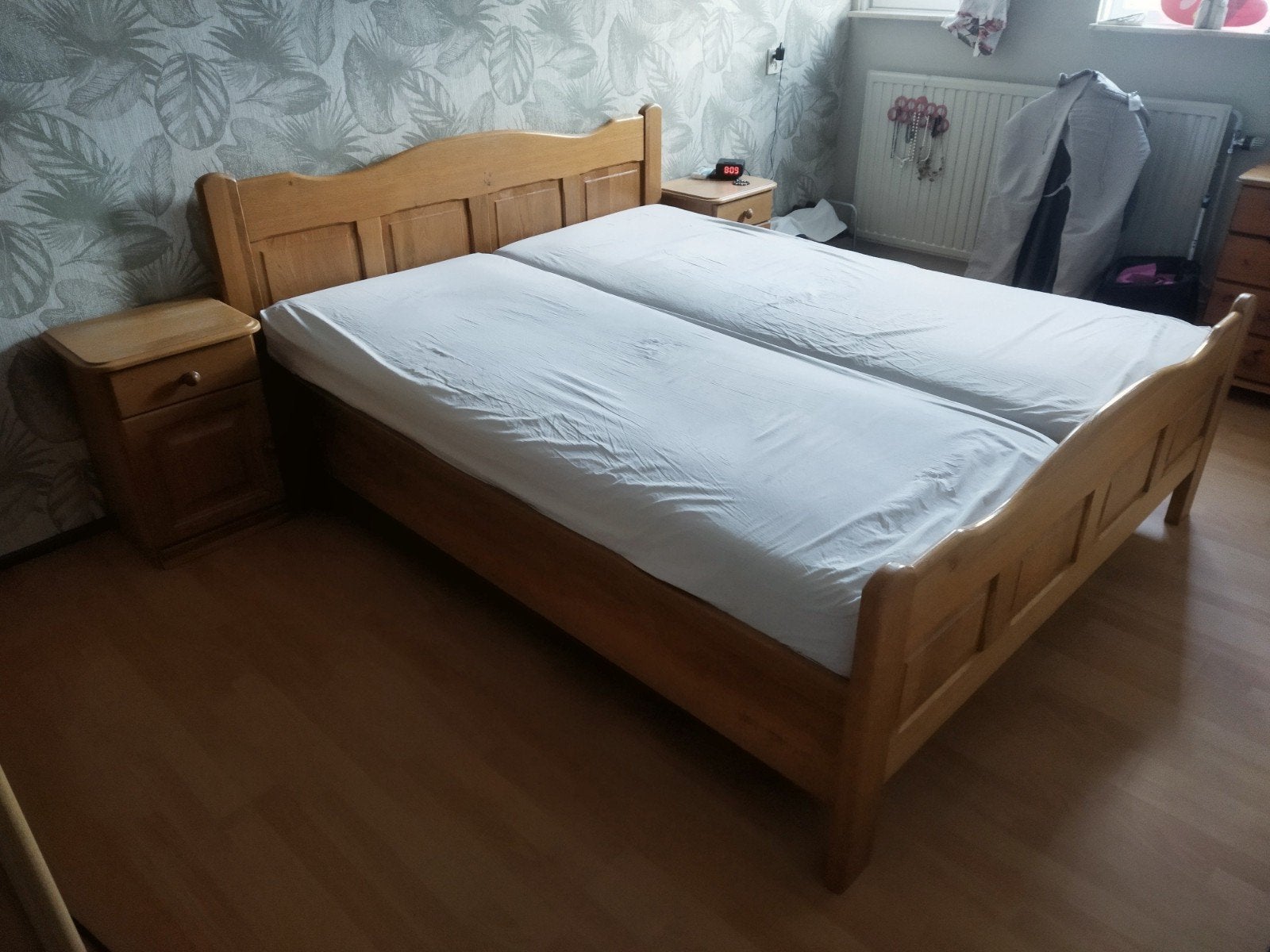 Massief houten tweepersoonsbed met verstelbare lattenbodems, Huis en Inrichting, Ophalen, Gebruikt, Bruin, Klassiek
