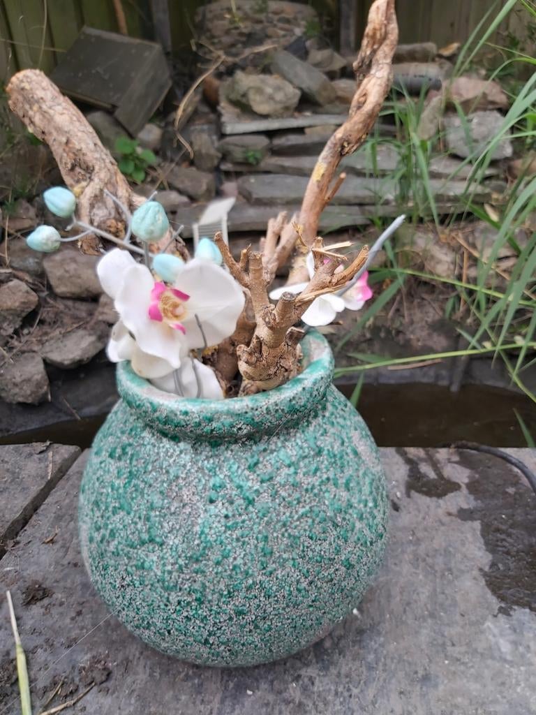 Decoratieve pot met kunstbloemen en takken, Ophalen of Verzenden, Gebruikt, Groen