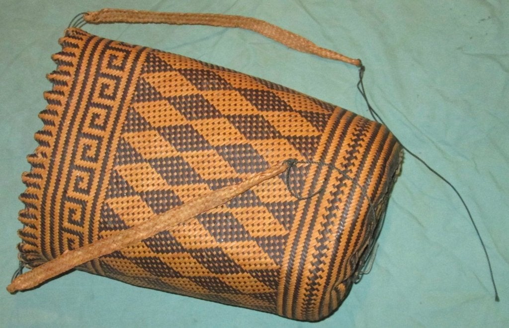 Dayak rotan tasje of rugzak -Indonesië, Antiek en Kunst, Natuurlijk materiaal, Overige typen, Handgemaakt, Ophalen of Verzenden