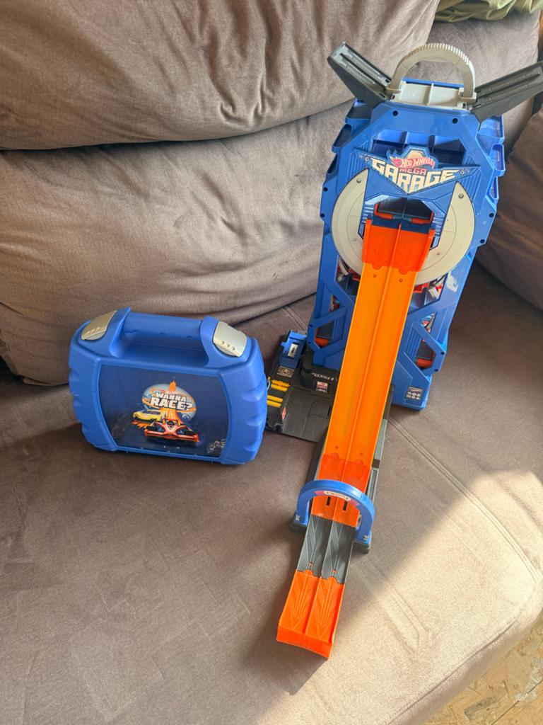 Hot Wheels Mega Garage met auto's en opbergkoffer, Ophalen, Gebruikt