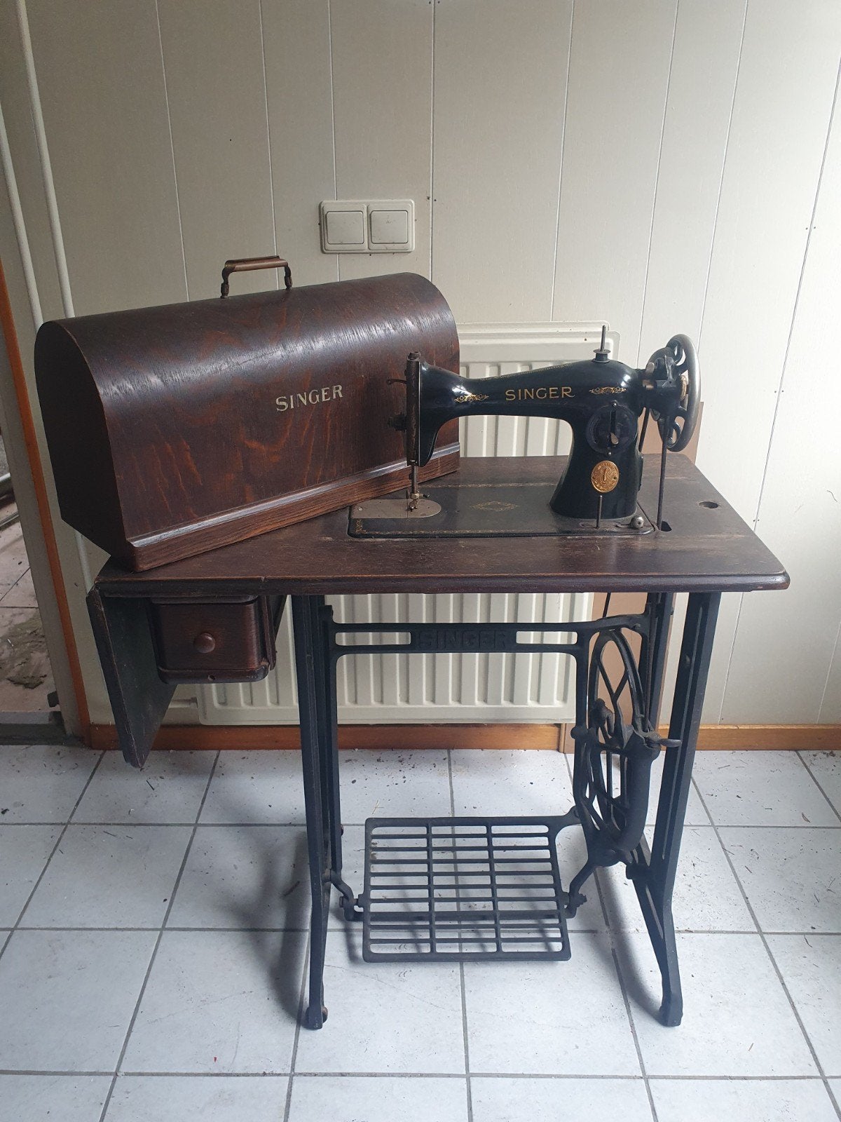 Vintage Singer trapnaaimachine, Ophalen