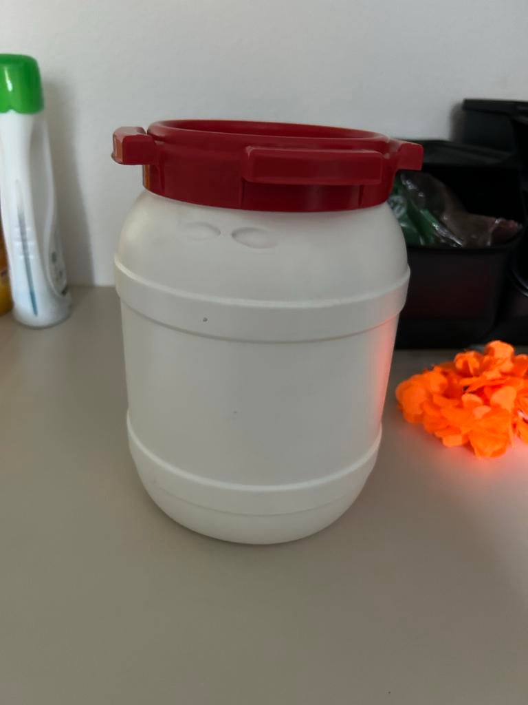 Voerton Curtec 20L met rode deksel - Zo goed als nieuw, 50 tot 75 cm, Ophalen of Verzenden, Zo goed als nieuw, Minder dan 50 cm
