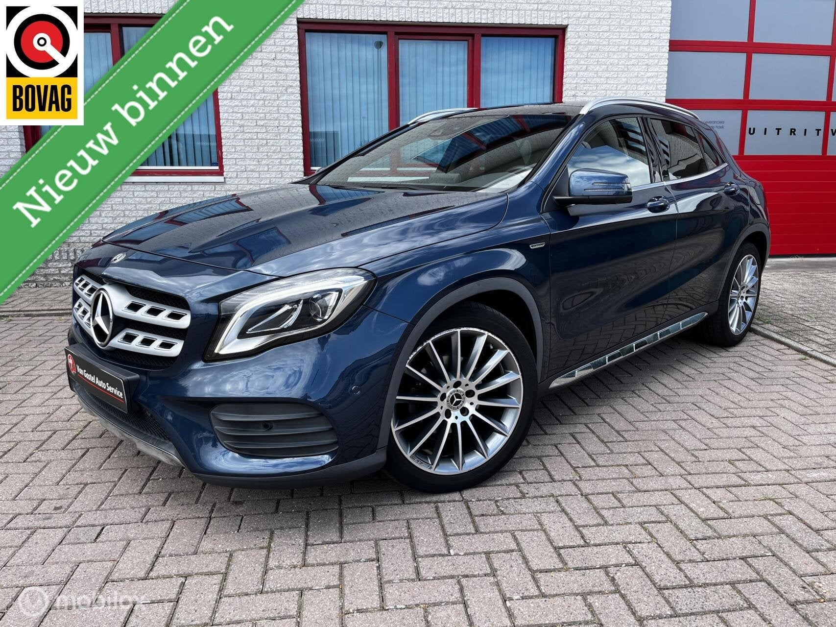 Mercedes GLA-klasse 180 AMG Limited/PANO/LEER/CAMERA/NAVI, Gebruikt, Zwart, 4 cilinders, Blauw