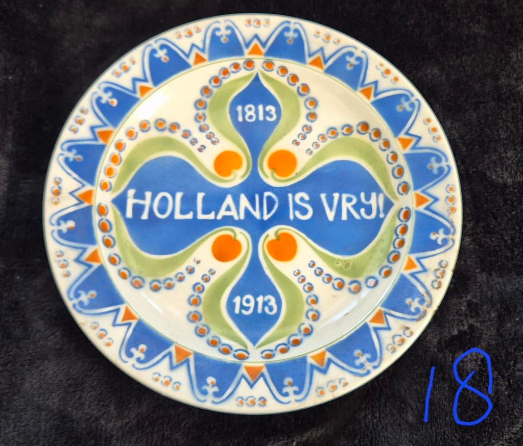 Gedenkbord 'Holland is Vrij!' 1813-1913 - Phenna Wolkeboer, Antiek en Kunst, Antiek | Wandborden en Tegels, Ophalen of Verzenden