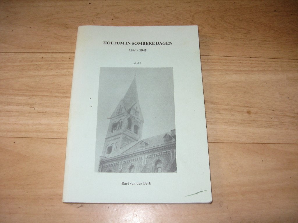 Bart van den Berk - Holtum in sombere dagen 1940-1945, Ophalen of Verzenden, Tweede Wereldoorlog, Gelezen, Overige onderwerpen