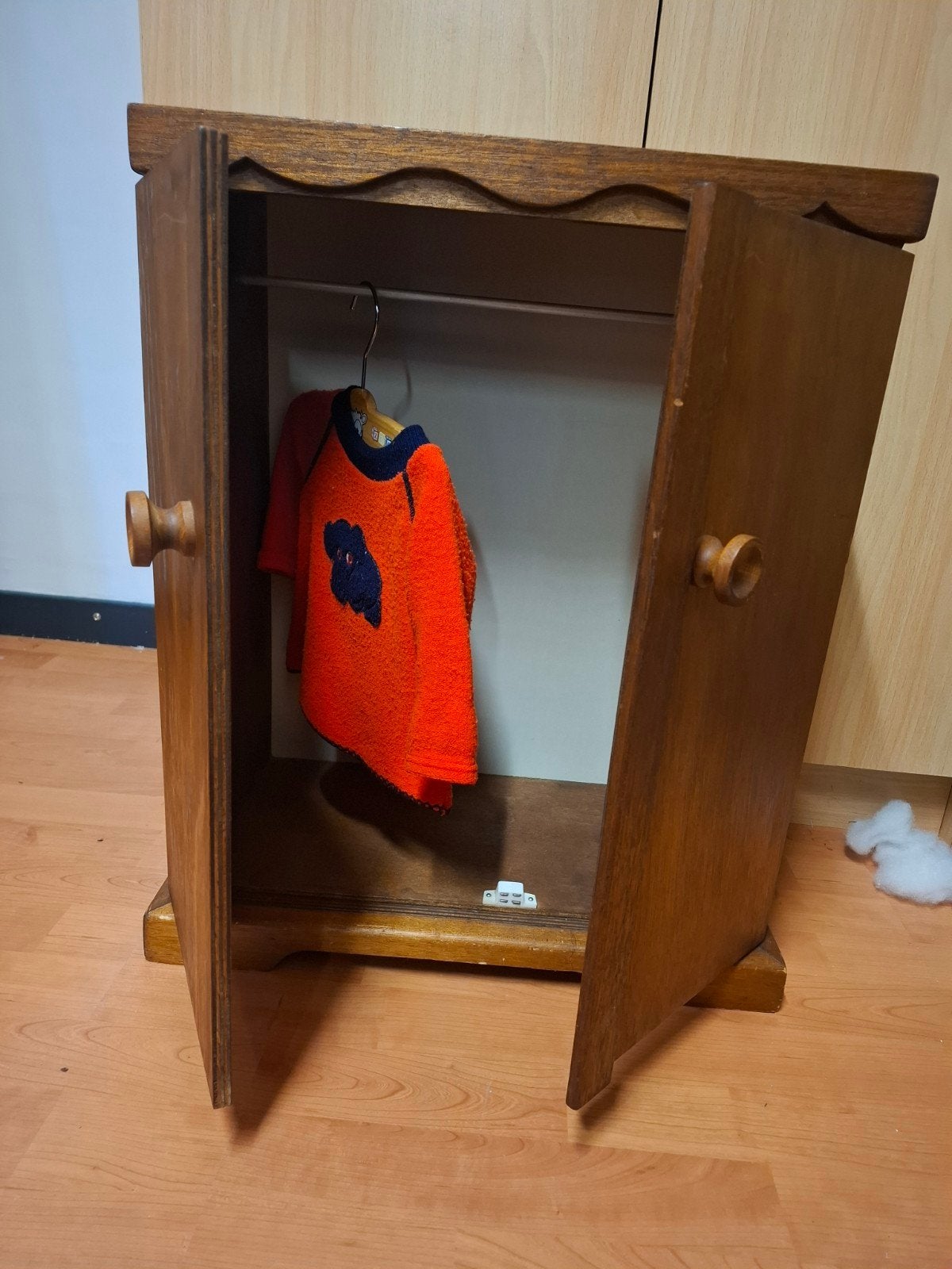 Vintage houten poppenkast/kledingkastje voor poppen, Ophalen, Gebruikt, Jongen of Meisje