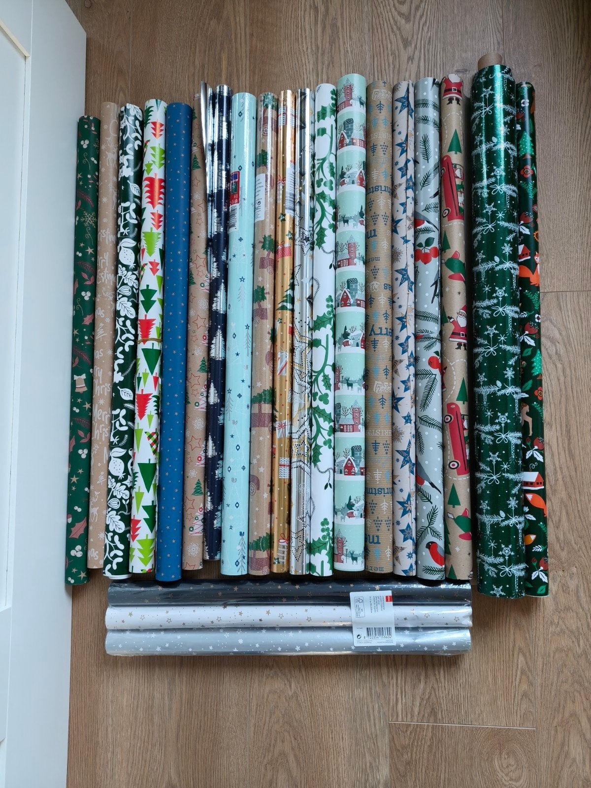 Grote partij kerst inpakpapier – 22 rollen – diverse dessins, Ophalen, Gebruikt