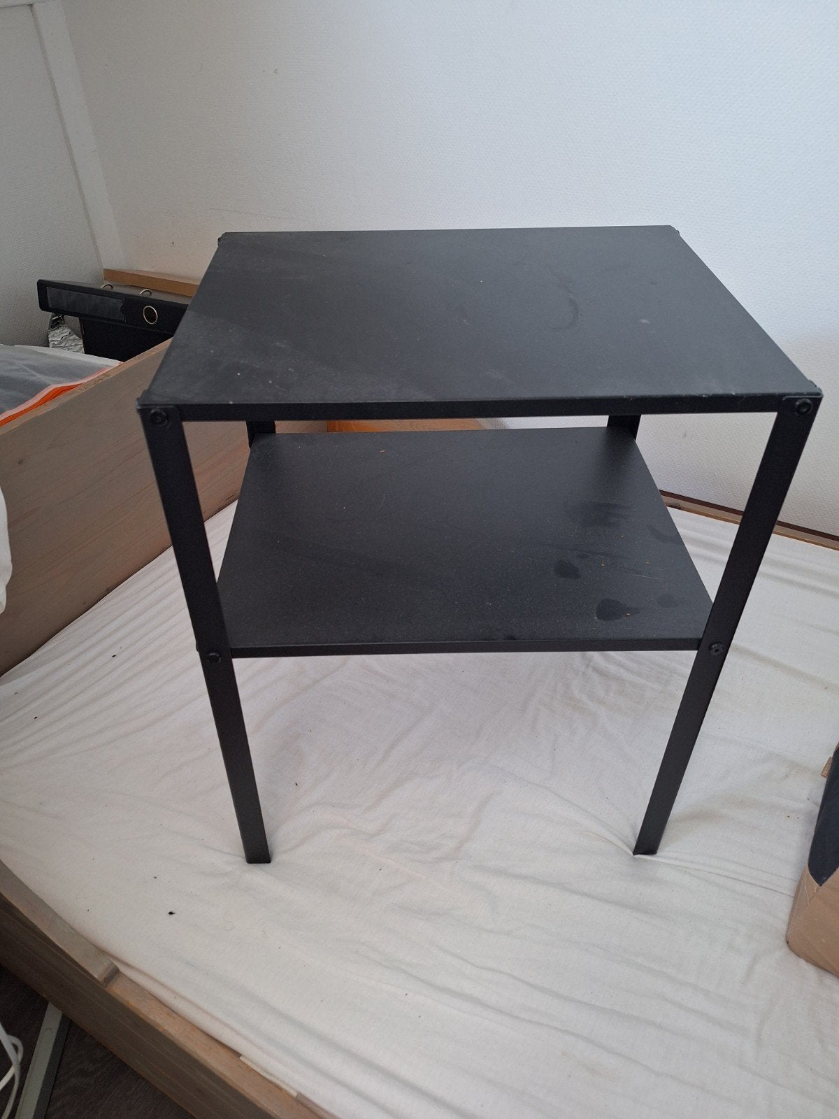Nachtkastje zwart met twee niveaus Ikea, Ophalen, Gebruikt, Metaal of Aluminium, Minder dan 45 cm