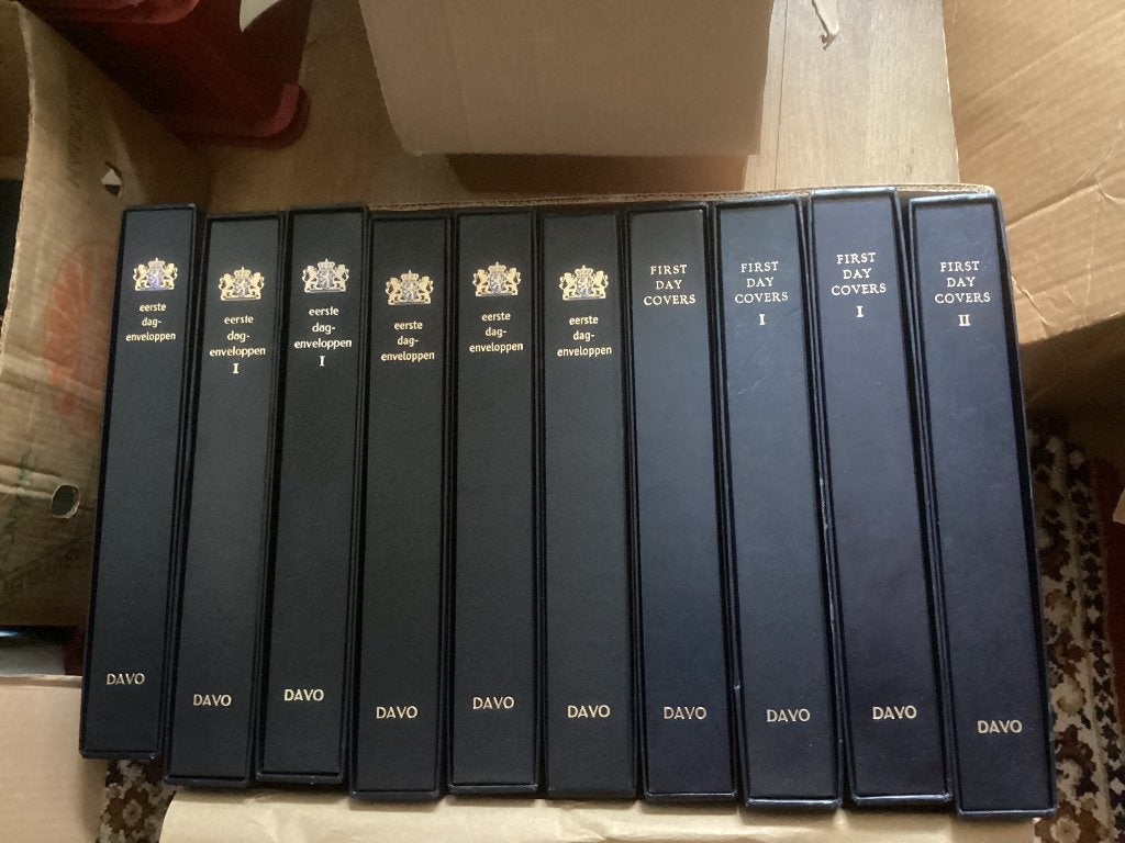 Luxe gewatteerde Davo met cassette met 20 vellen per album, Postzegels en Munten, Postzegels | Eerstedagenveloppen, Verzenden