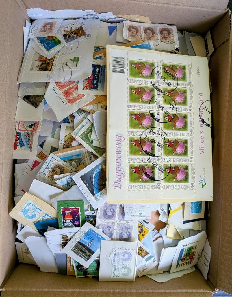 Doos wereld onafgeweekte postzegels, Postzegels en Munten, Postzegels | Volle albums en Verzamelingen, Verzenden, Nederland en Buitenland