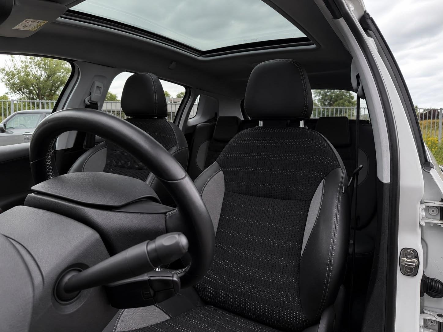 Peugeot 2008 1.2 PureTech Allure | Pano | Distributie VV |, Voorwielaandrijving, Stof, Euro 6, Bedrijf