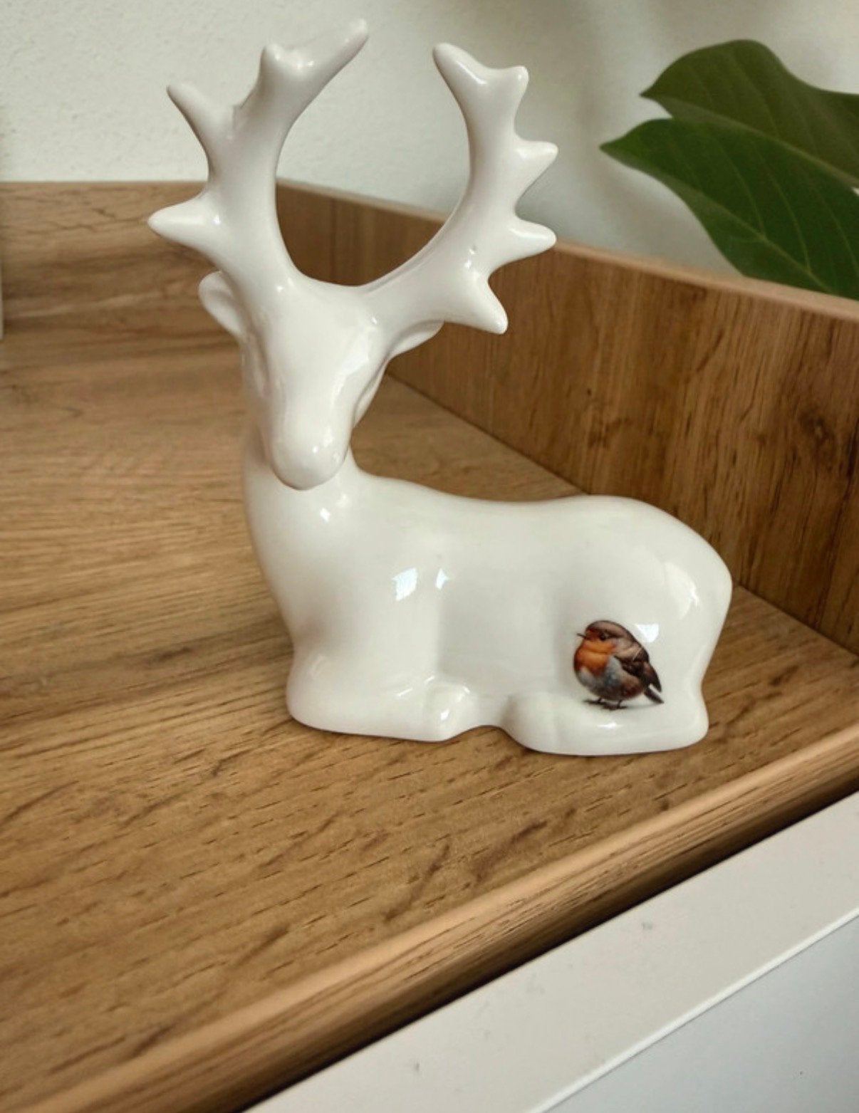 Nieuw porseleinen beeldje hert met gewei met roodborst, Ophalen of Verzenden, Nieuw, Dier