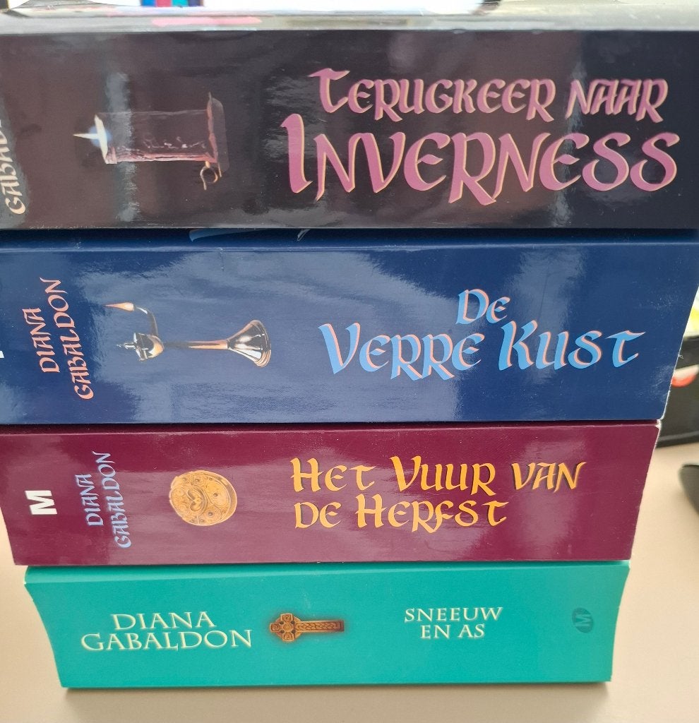 Diana Gabaldon - Sneeuw en as - Reiziger deel 6, Ophalen of Verzenden, Gelezen, Diana Gabaldon