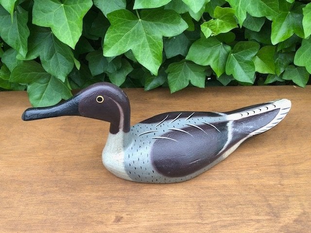Mooie handgesneden houten lokeend – Pijlstaart, Antiek en Kunst, Handgemaakt, Houtsnijwerk, Ophalen of Verzenden, 20 - 50 cm