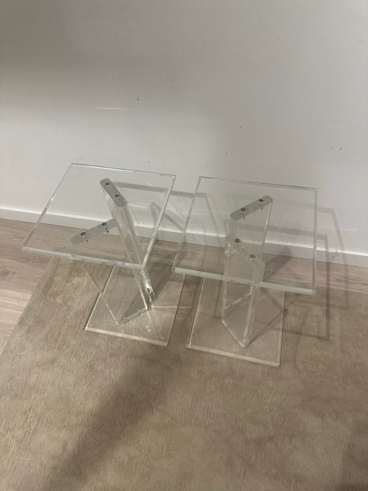 2 leuke plexiglas bijzettafeltjes,geslepen tafel zuilen, 45 tot 60 cm, Gebruikt, Vierkant, Ophalen of Verzenden