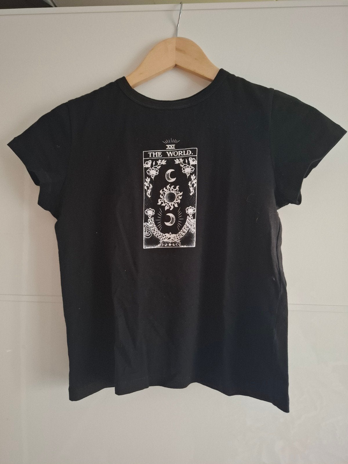 Zwart Bershka T-shirt met "The World" Opdruk – Maat XS, Kleding | Dames, Zwart, Zo goed als nieuw, Korte mouw, Maat 34 (XS) of kleiner