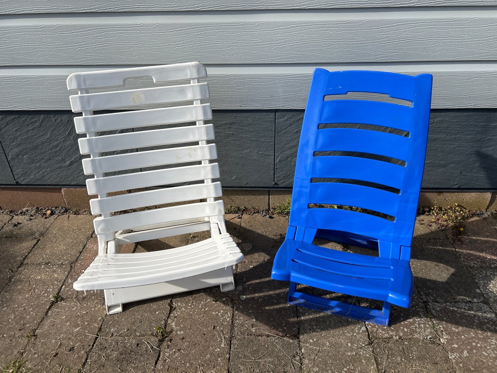 2x Inklapbare strandstoelen - Wit en Blauw, Ophalen, Gebruikt, Kunststof, Inklapbaar