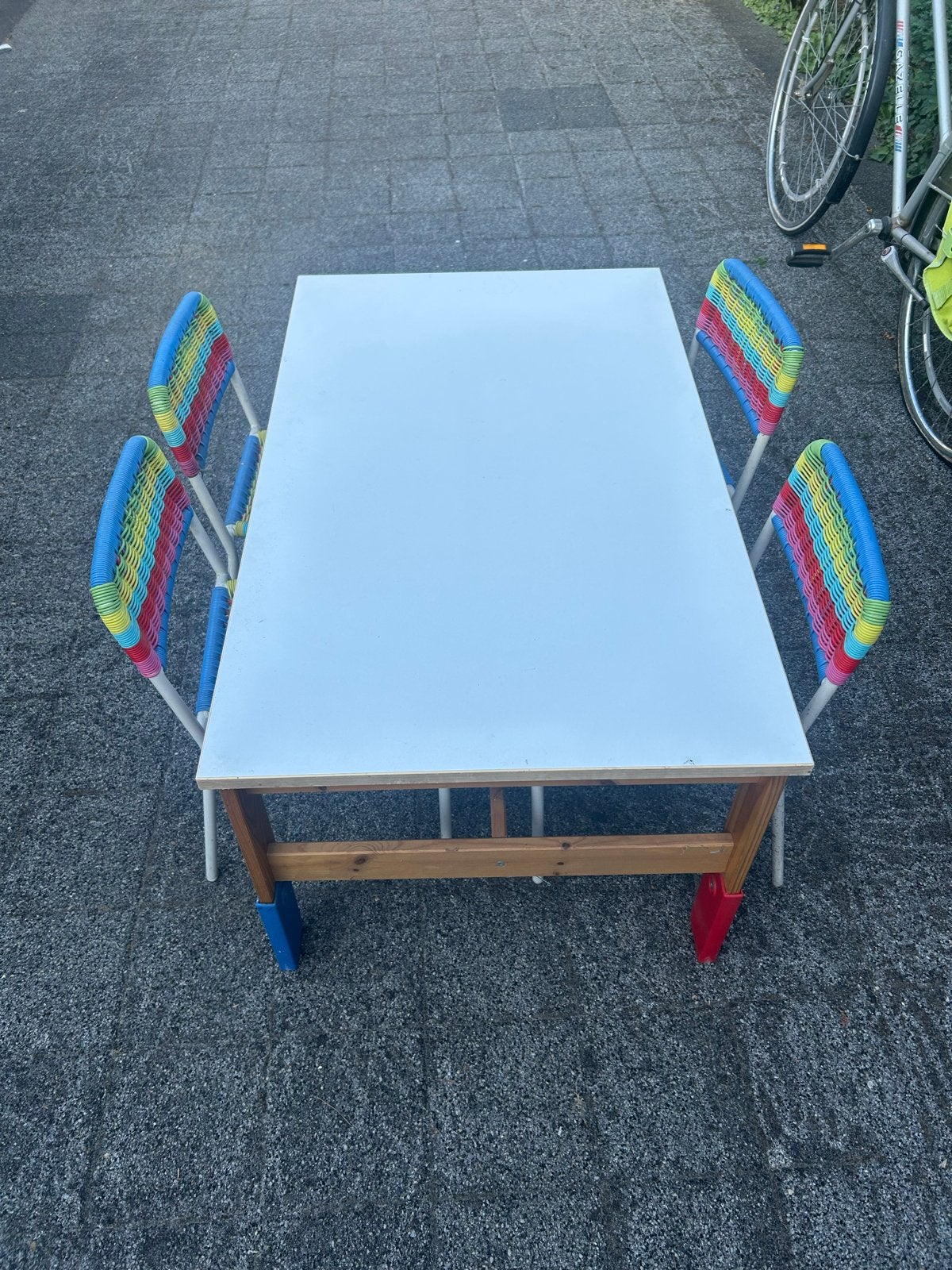 Kindertafel met 4 stoeltjes, Kinderen en Baby's, Kinderkamer | Tafels en Stoelen, Ophalen, Gebruikt, Tafel(s) en Stoel(en)