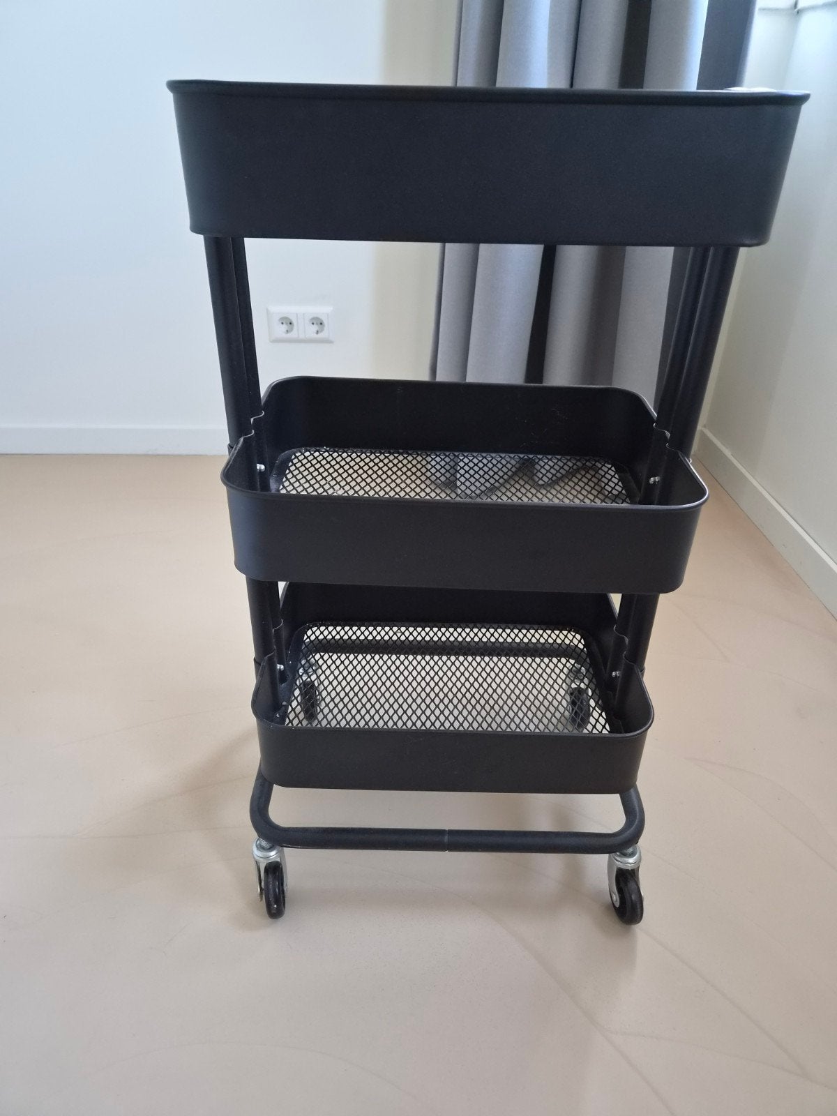 2x Zwarte IKEA trolley Raskog, Bijzettafel met lectuurbak, Ophalen, Zo goed als nieuw