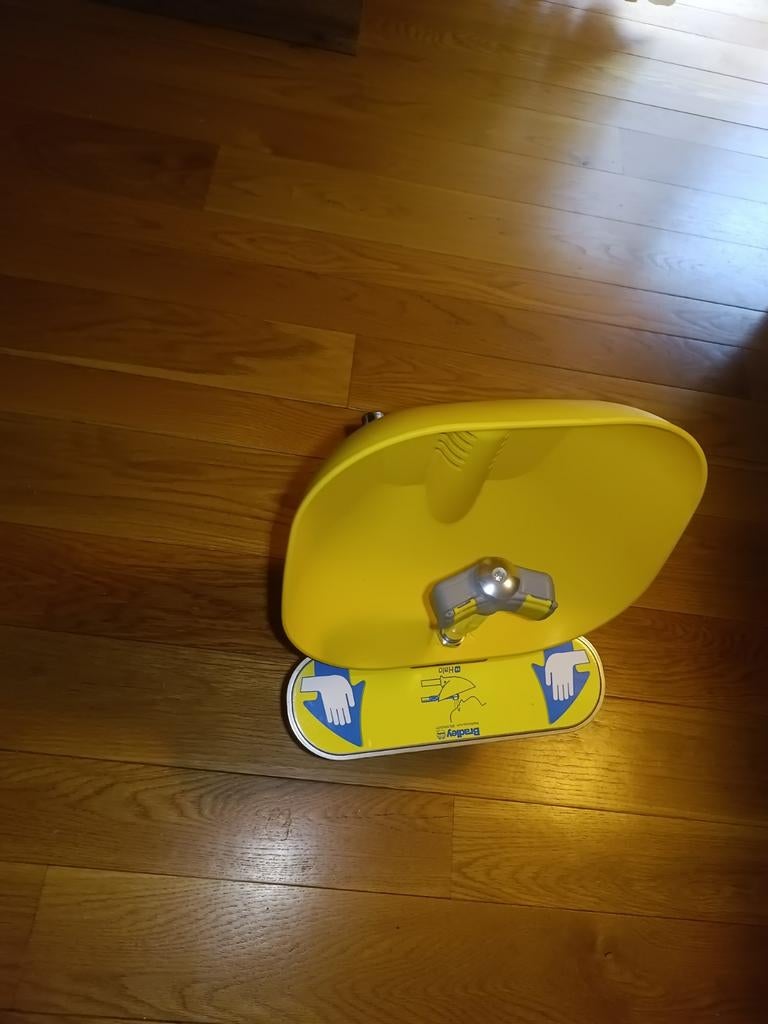 Bradley oogdouche - Nooddouche voor oogspoeling, Ophalen